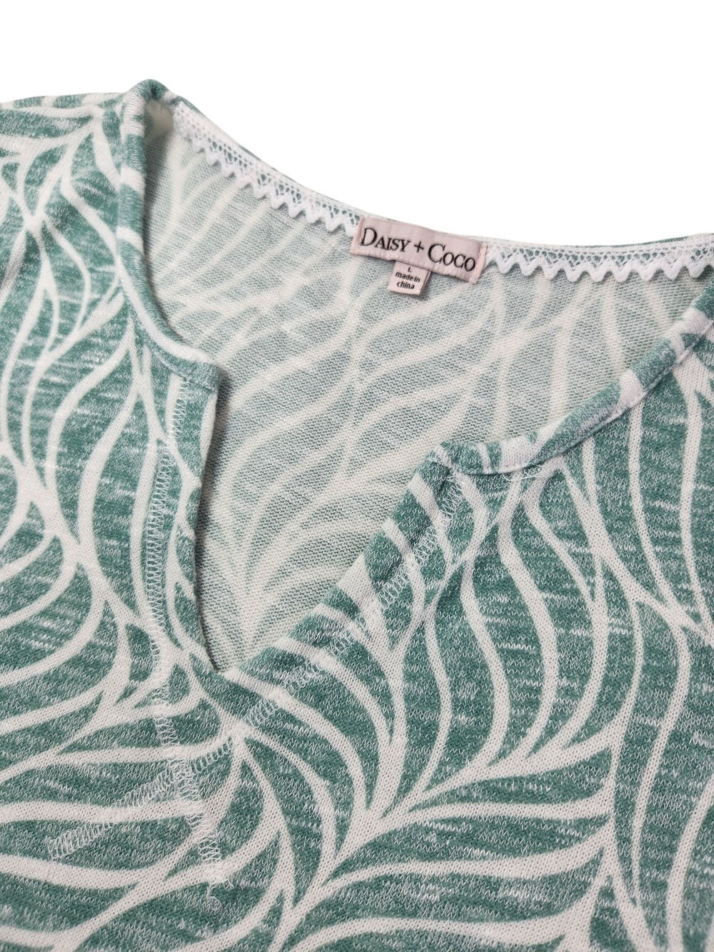Daisy + Coco Green Leaf Print Notch Neck Top Size Large Casual Coastal Boho Knit - Picture 10 of 15